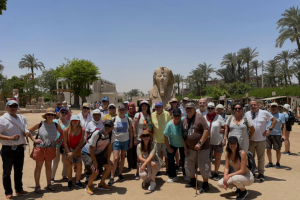 grupo de turistas posando para una foto en Egipto.